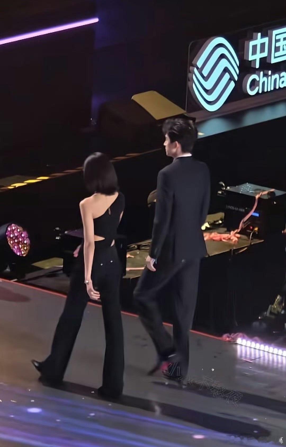 孙千敖瑞鹏的大长腿看着带劲。敖瑞鹏孙千好长的两条人