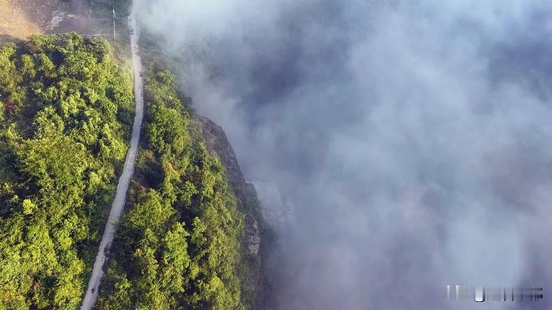 雨后的丰都包鸾云海漫山翻涌，白雾缠绕青山，田园民居点缀其间，宛若天然水墨画卷。朝