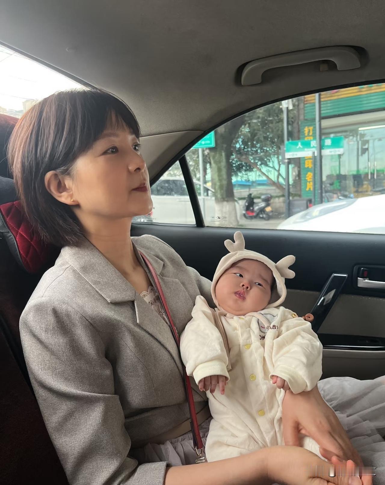 婆婆升级为奶奶了
这是60岁的奶奶，
带孩子轻松拿捏。
婆婆的气质那是杠杠的。