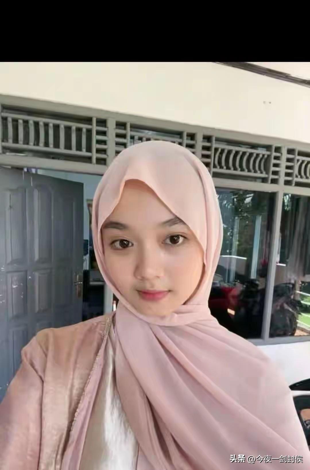 一个包着头巾的年轻女人坐在会议室我对面，女领导跟我说这是印尼来的同事，会去洛阳实