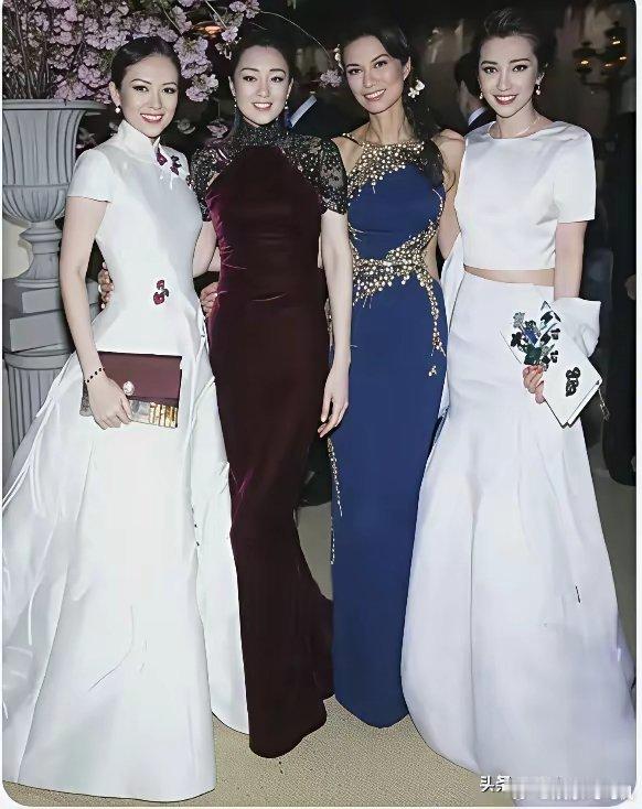 章子怡、巩俐、邓文迪、李冰冰四位大美女站一块，跟四朵开的最艳的花挤一堆儿似的，亮