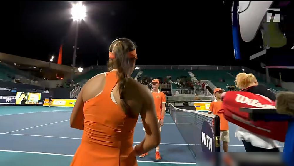 最后一分，她直接摔在地上输了球。对手跑来关心，她手一甩，头也不回，哭着就跑了。你