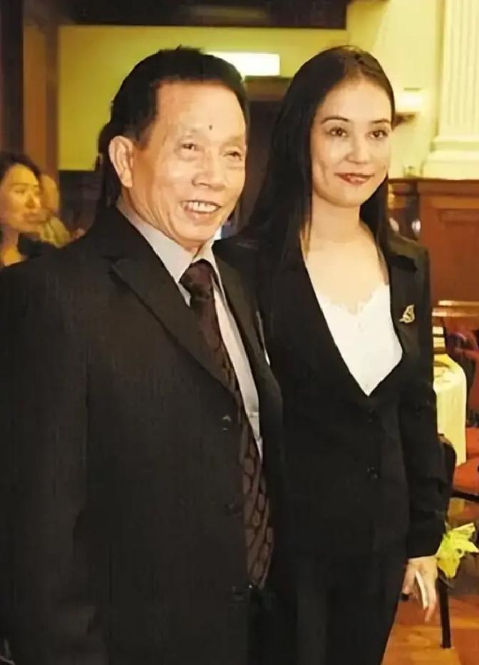2001年某晚，香港著名武术指导刘家良思妻心切，于是决定夜袭回家给妻子一个惊喜，