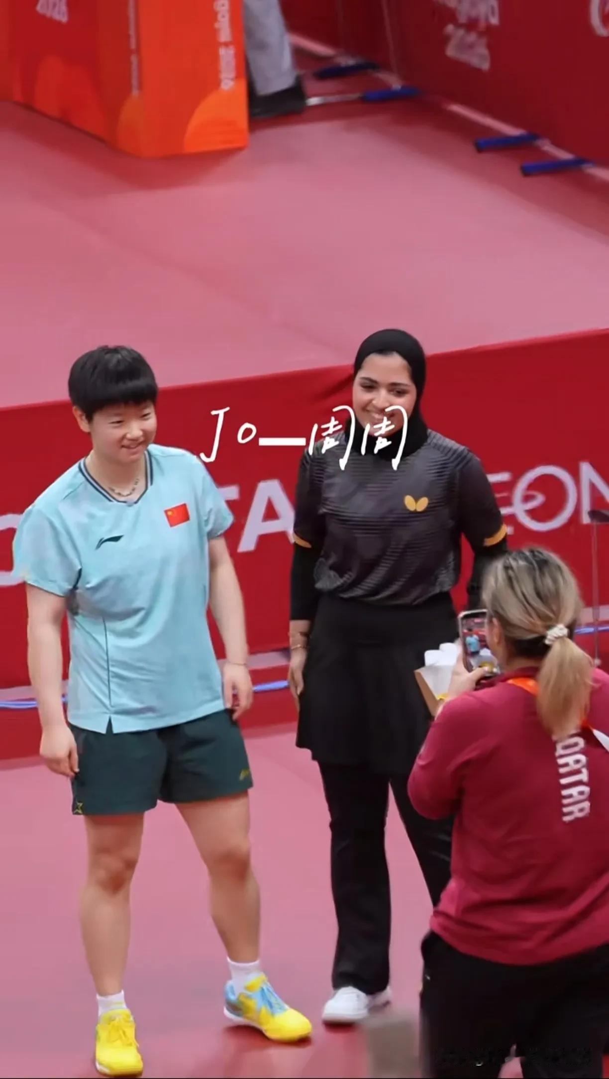 今天对手追星成功！如愿和孙颖莎合影留念[赞]
今天对面小妹妹不是来打球的吧，化了