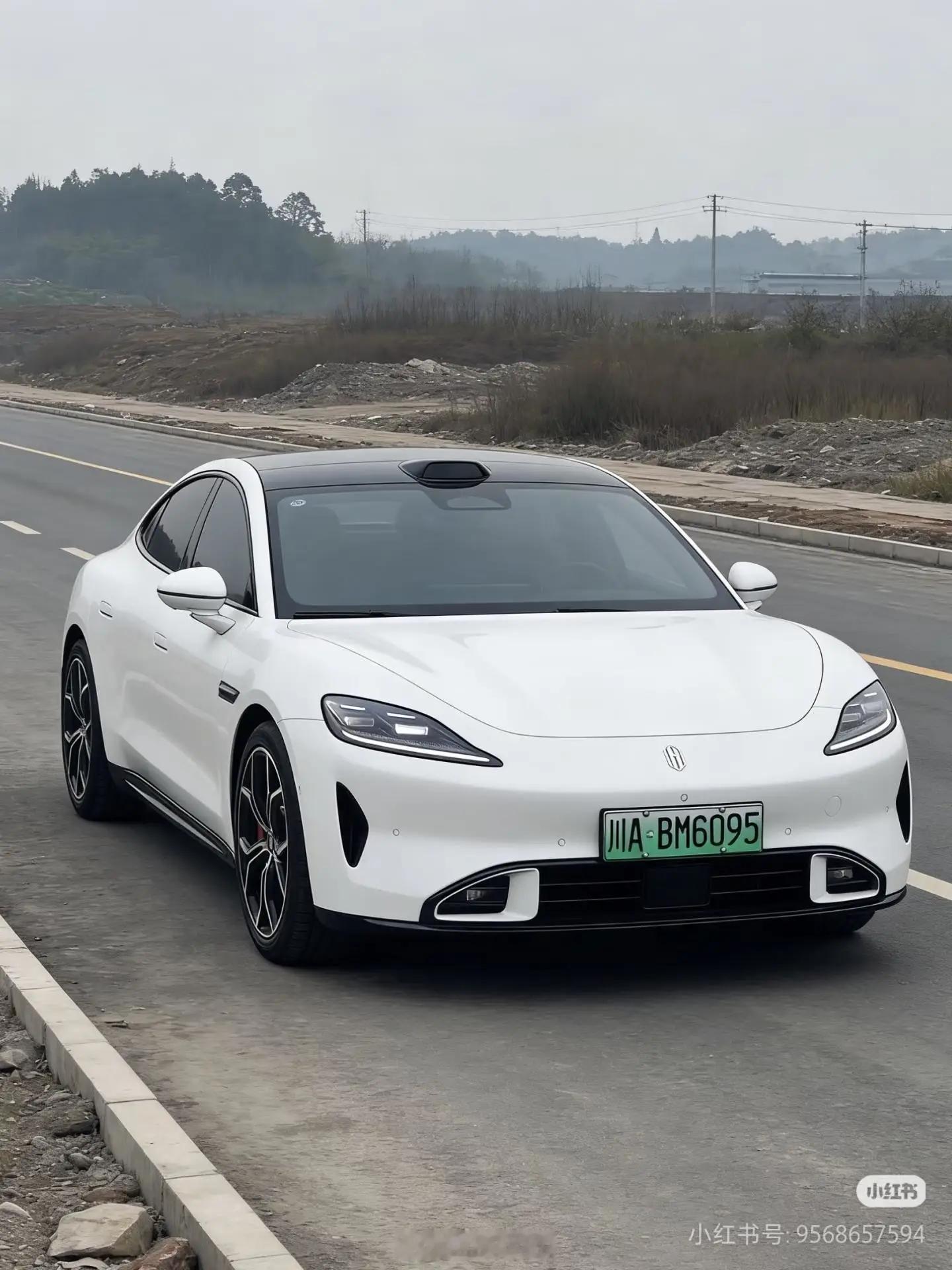 尚界z7对比下同样白色su7。你觉得哪个更好看些