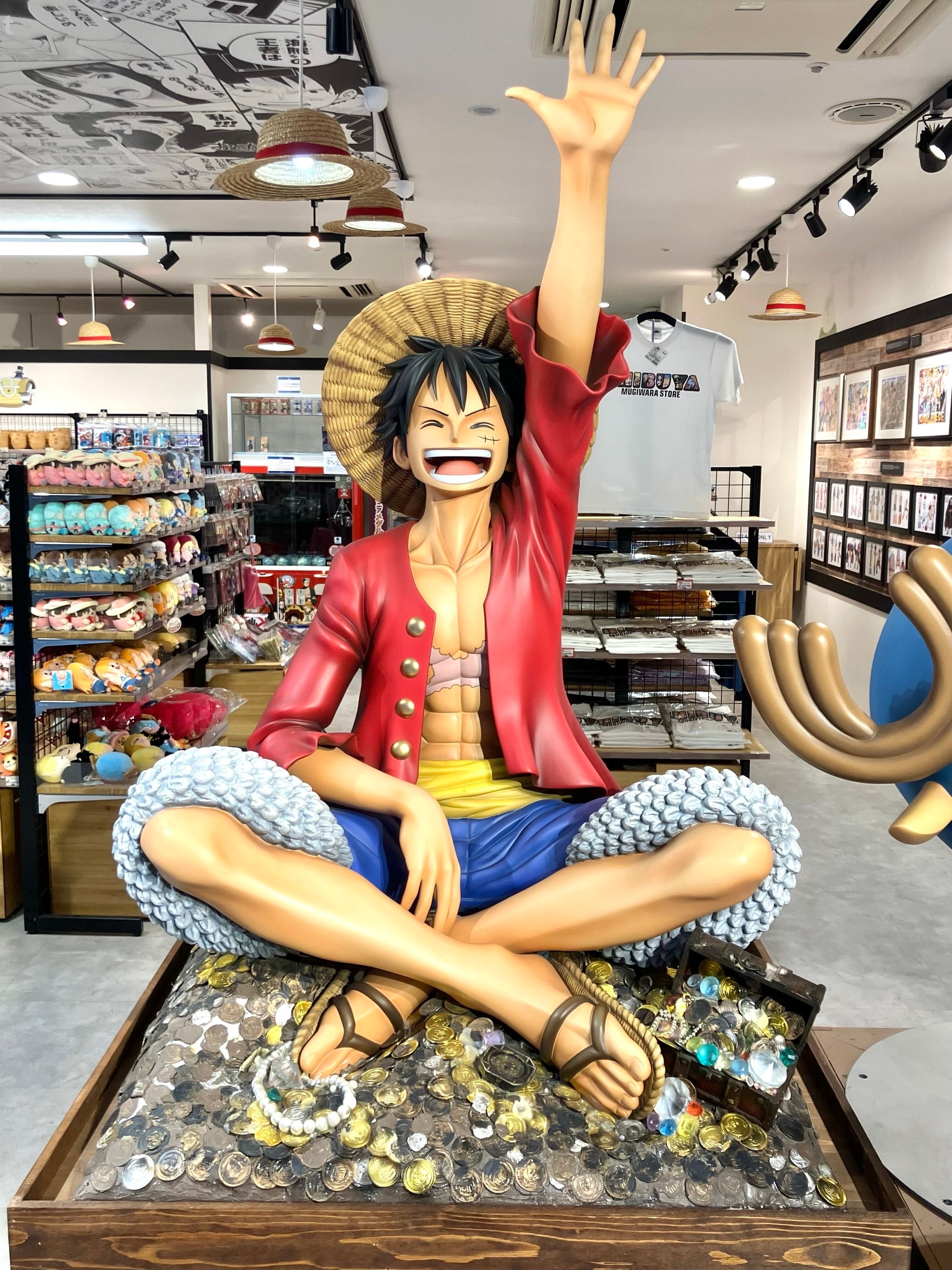 海贼王周边 日本草帽商店涩谷本店笑脸迎客的路飞。草帽商店海贼王 ​​​