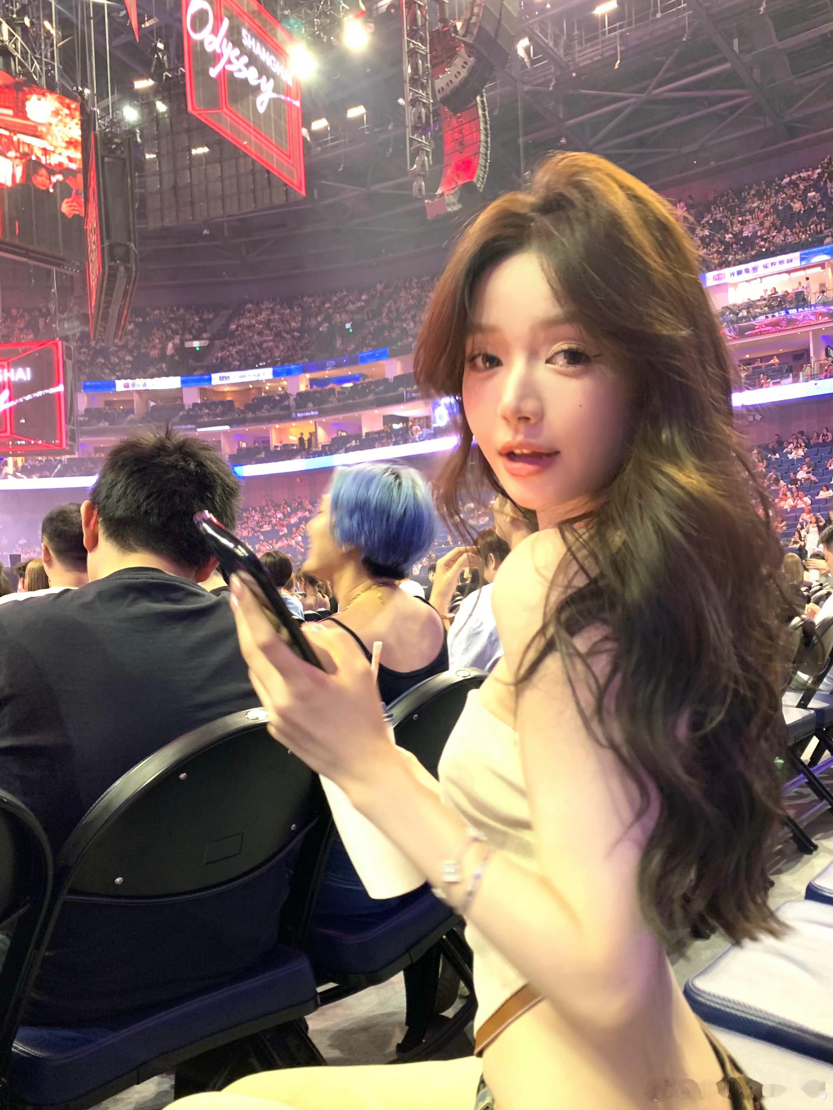 终于去听了你的演唱会我从上个月就开始期待……周兴哲现场真的很稳很稳 好几次都差点