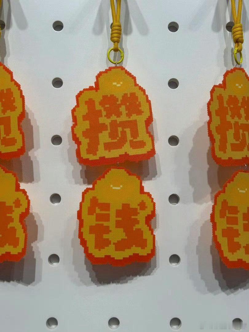 感受到了巨型拼豆的视觉震撼🌟创意手作大展来袭！巨型拼豆作品摆在上海街头，支票与