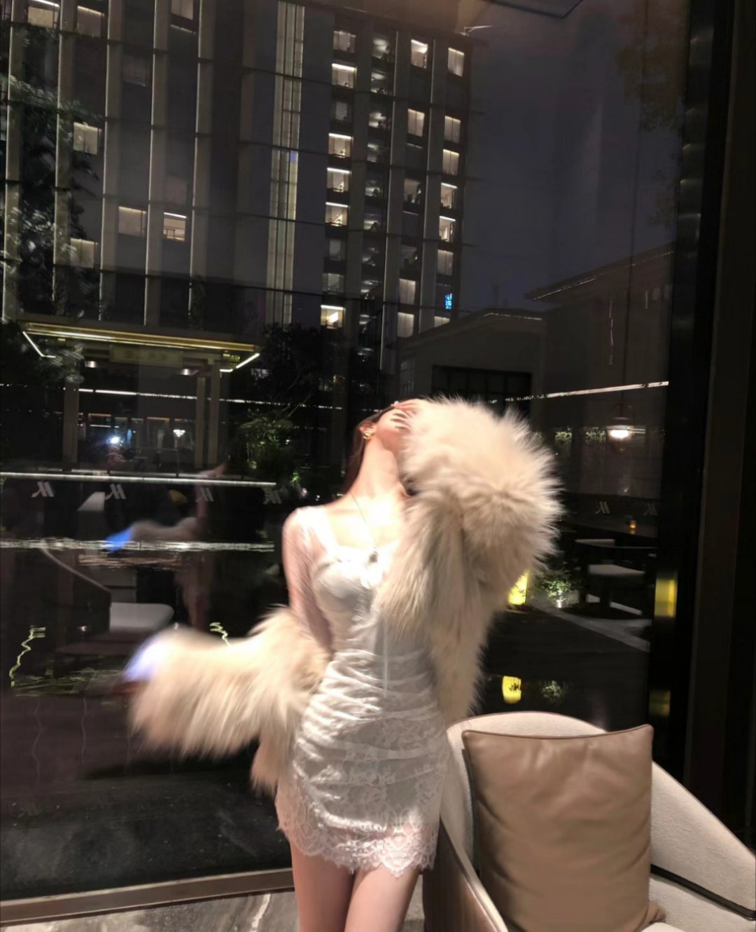 我买的起口红 买得起小方戒 我会开车 家里包里永远备着布洛芬 我自己能做好多事情