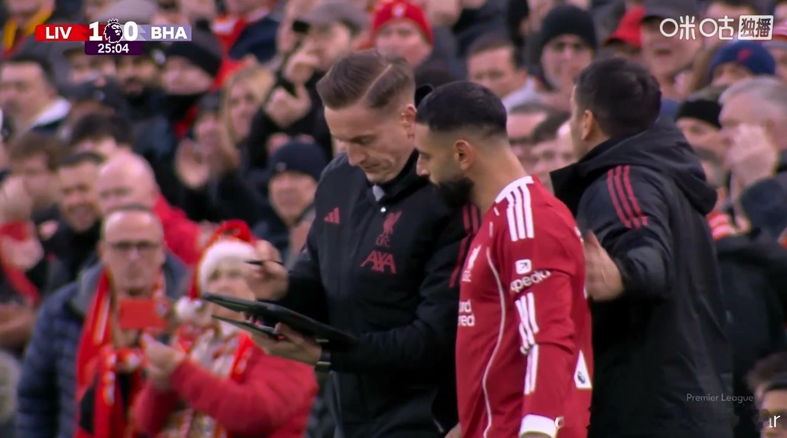 完全意想不到的剧本走向……开赛25分钟不到，戈麦斯疑似拉伤下场……换上的是萨拉赫