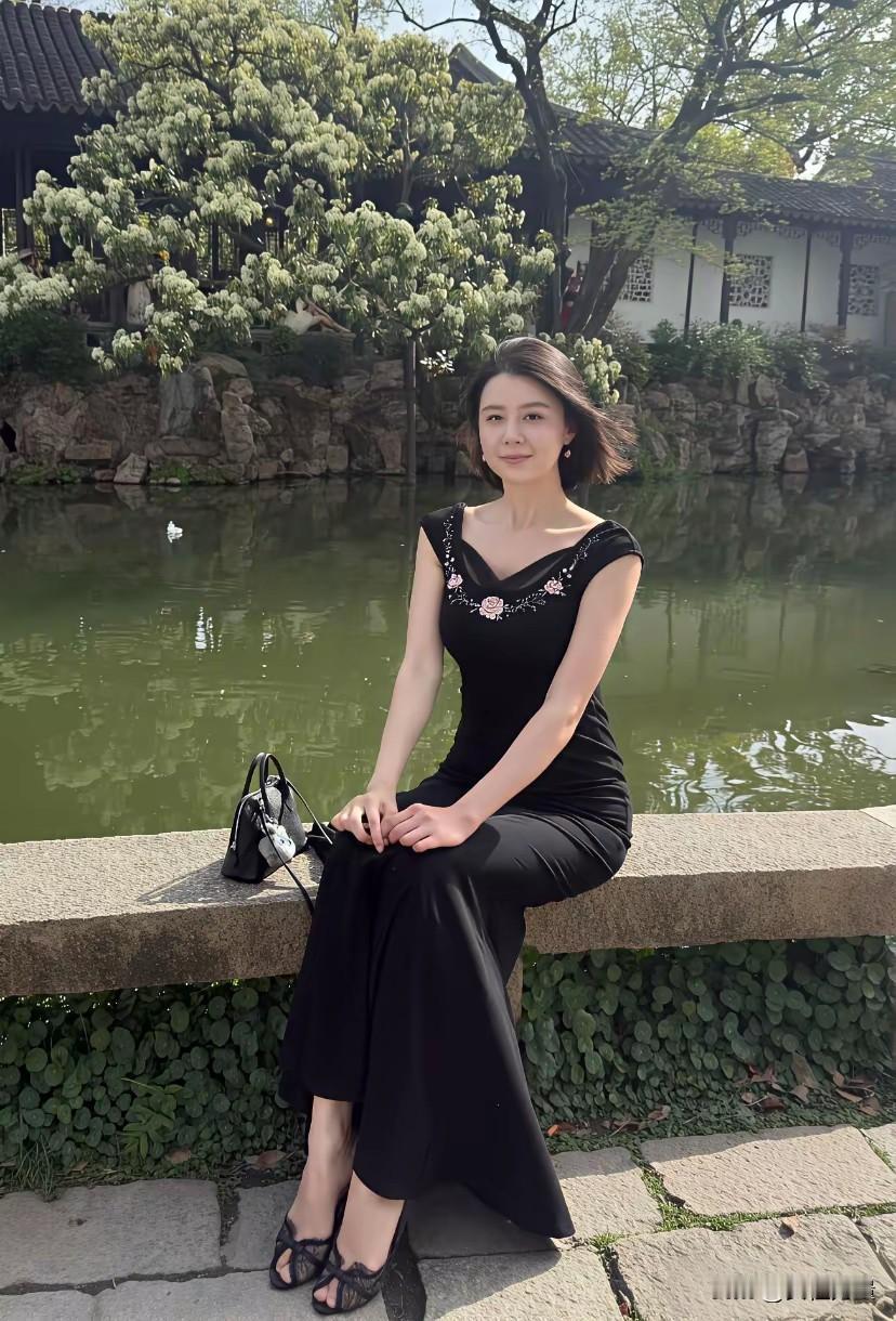 浑身上下透露着干净，这种感觉，还真不是穿金戴银堆出来的