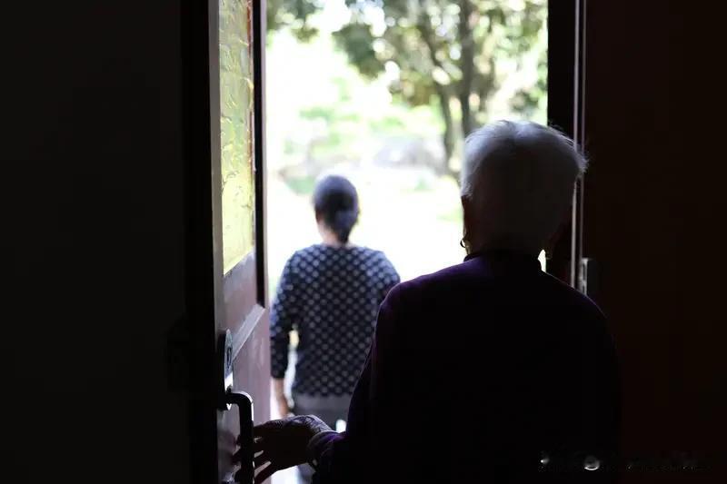 震惊！深圳一起母亲为女儿“驱魔”致死案，令人痛心又愤怒。2024年12月4日凌晨