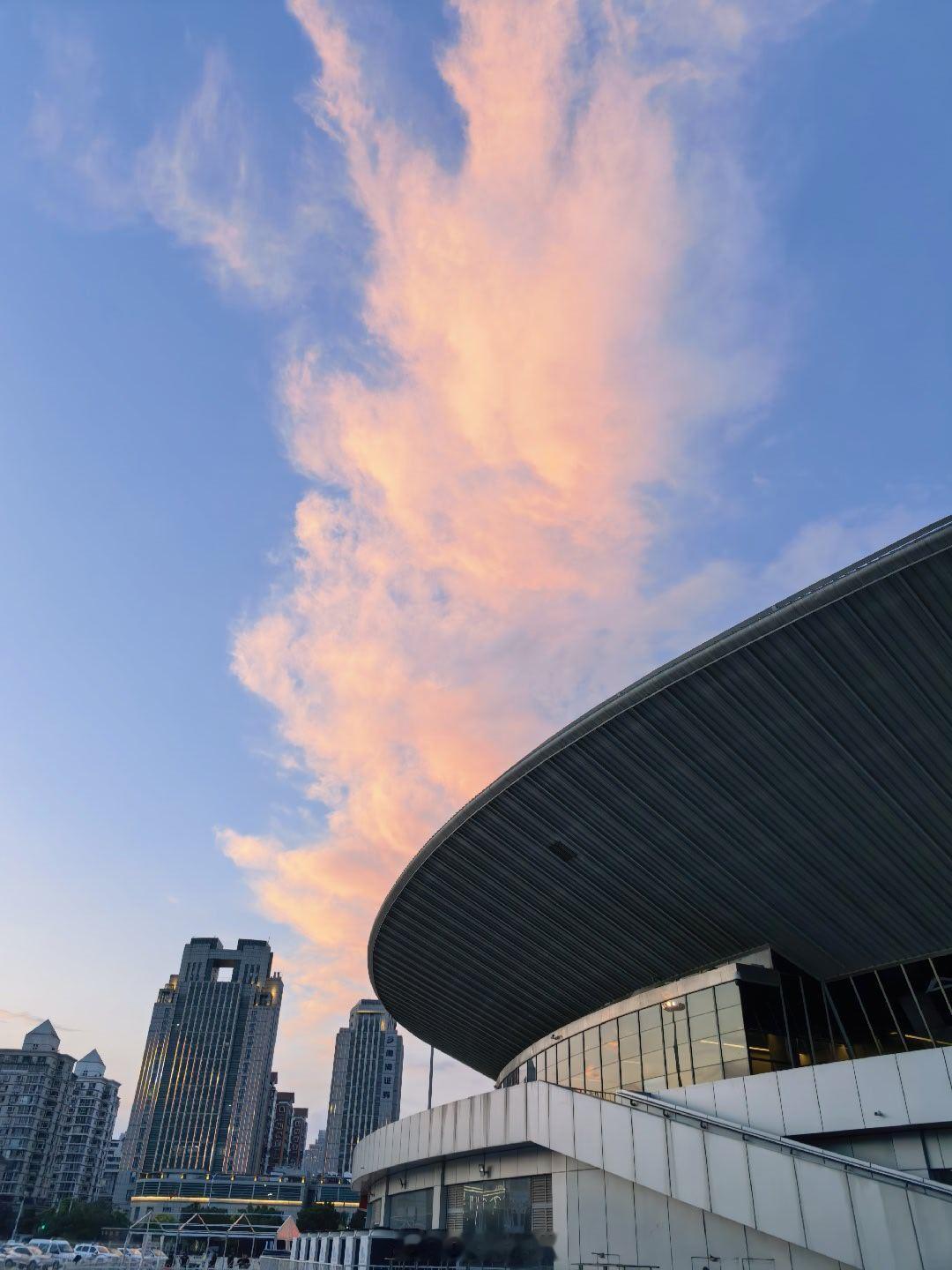 为了治治我自己想想的要发疯的相思病我决定从今天开始每天来体育馆跑步跑着跑着倒计时