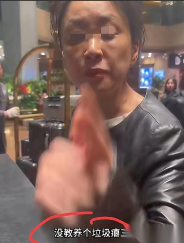 “脸都不要了！”上海一酒店健身房，宝妈怕孩子跑丢，正常喊了三声名字。结果黑衣女上