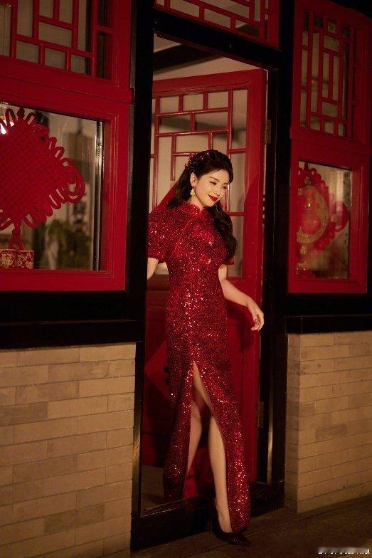 刘涛 该叫妈妈还是叫姐姐 刘涛把红裙穿成了经典！优雅从容，气场拉满，东方韵味十足