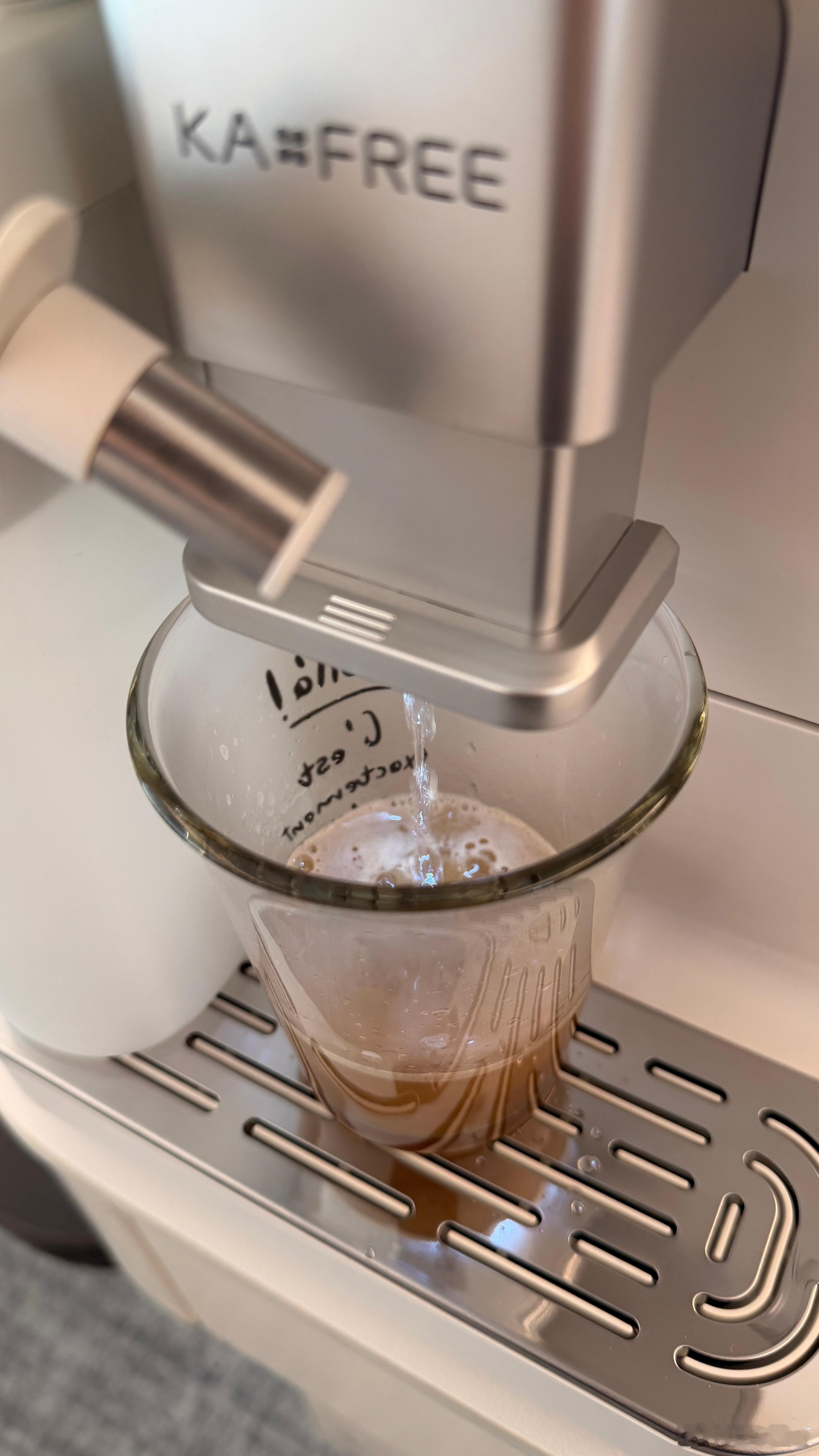 大晨子开始玩弄咖啡机☕打个咖啡都要夸自己长得帅…… 合肥