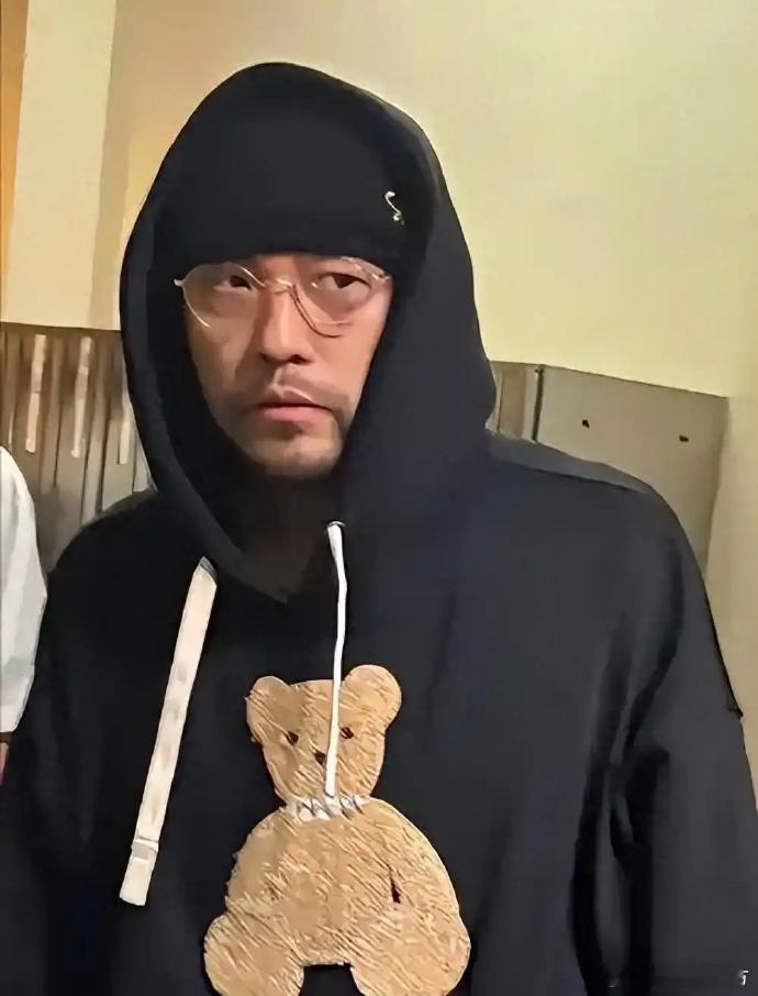 46岁周杰伦近况令人揪心！被病痛折磨，身体虚弱，出行靠友人搀扶，就连上厕所都需他