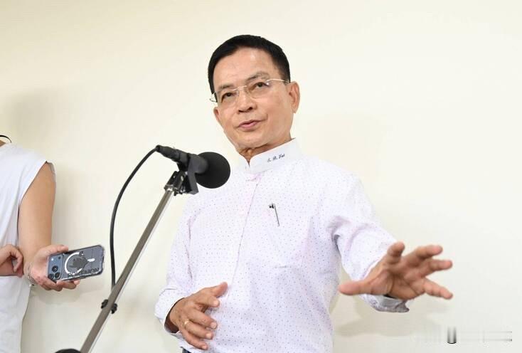 赖士葆开呛傅崐萁“有种别审总预算”

针对韩国瑜炮轰傅崐萁事件，国民党立委赖士葆