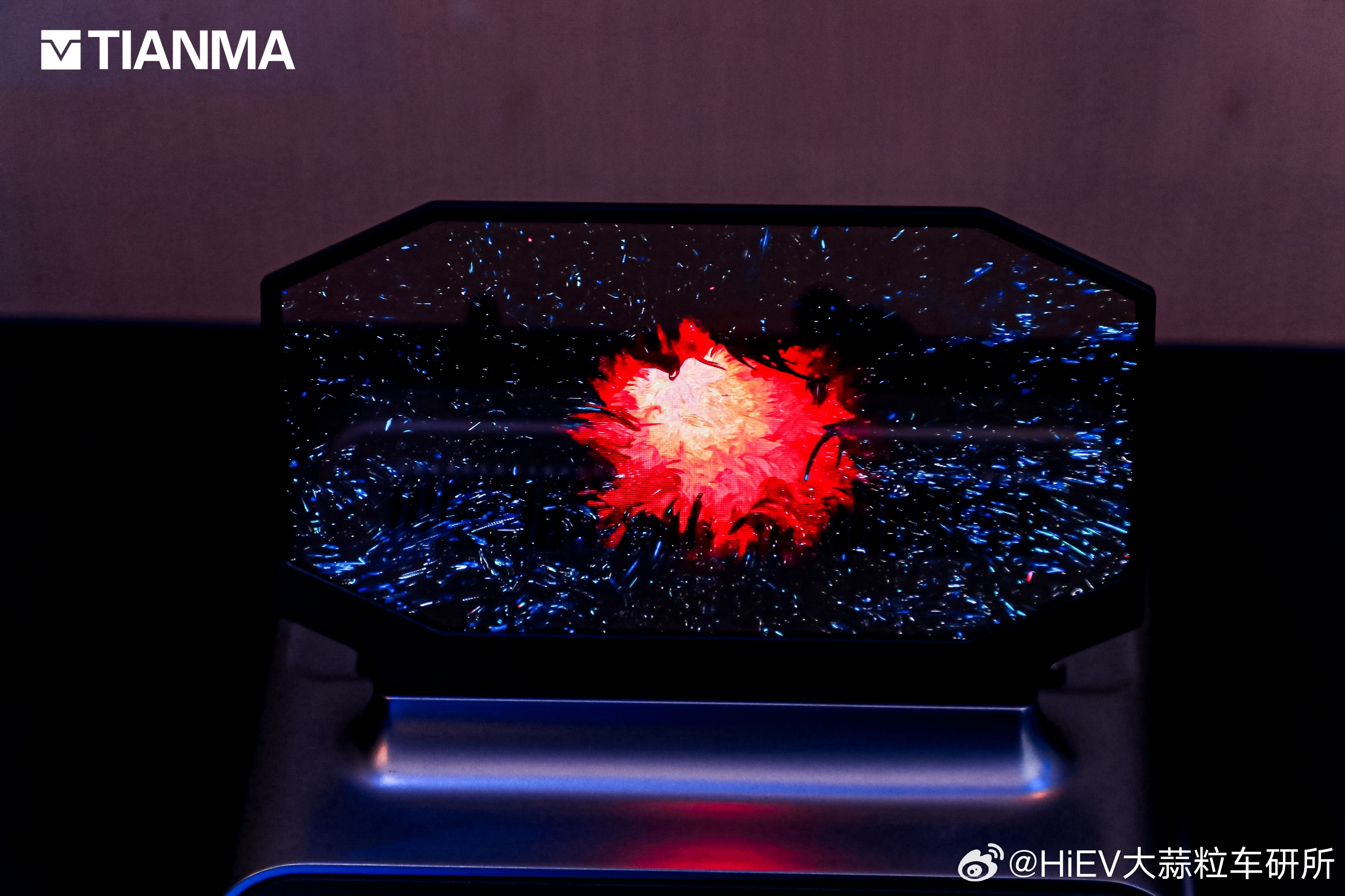 在第八届进博会现场，天马以“未来技术展望”为主题，带来多款Micro-LED透明