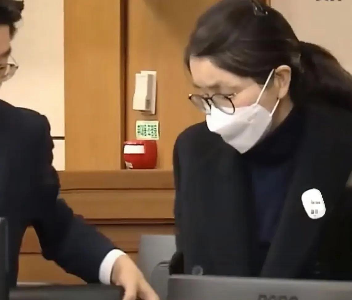 金建希二审获刑4年，容颜憔悴风光不再！

根据韩国首尔高等法院2026年4月28