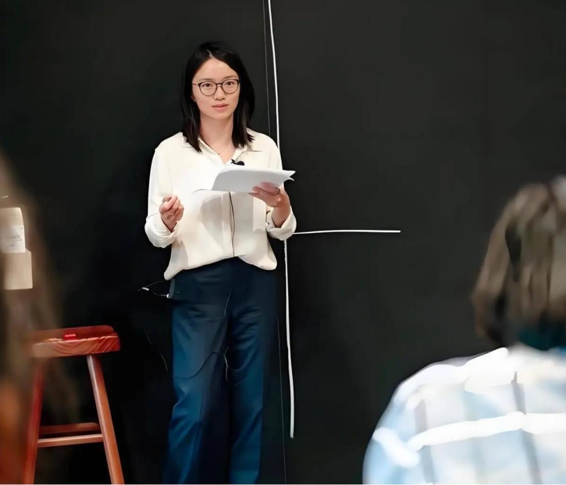 8月12日，有网友在麻省理工学院校园拍到35岁的中国数学家王虹，她身穿粉色衬衫和