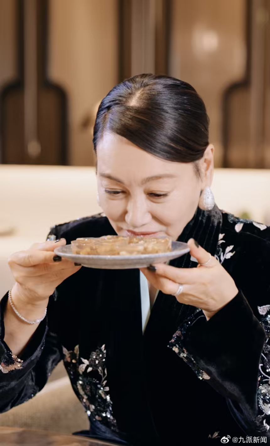 【】今天，惠英红分享了一条出席金鸡奖红毯前的Vlog，备受网友关注！视频中她用手