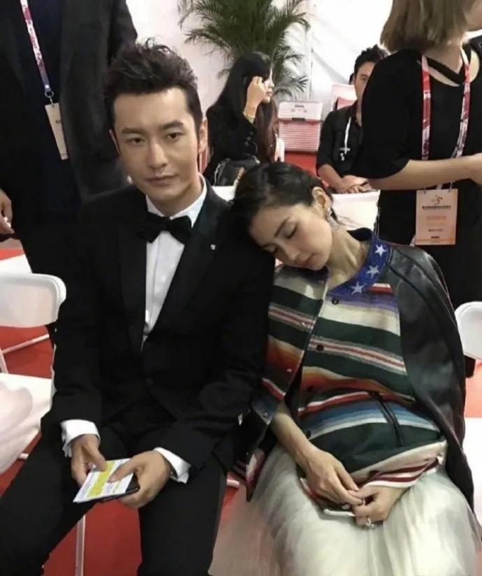 他俩以前才是人人羡慕的爱情吧！一个霸总气质，一个小鸟依人！他那时真的好爱她，当年