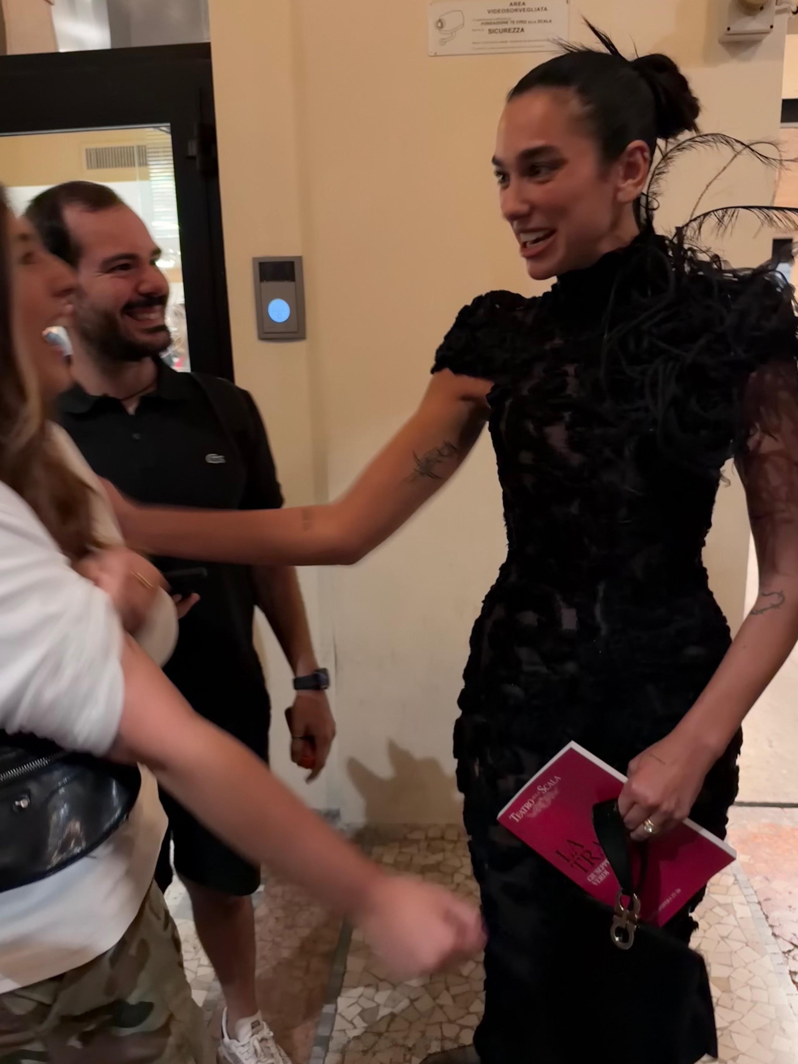 啪姐Dua Lipa  9.19 在米兰斯卡拉歌剧院出席 《茶花女》（La Tr