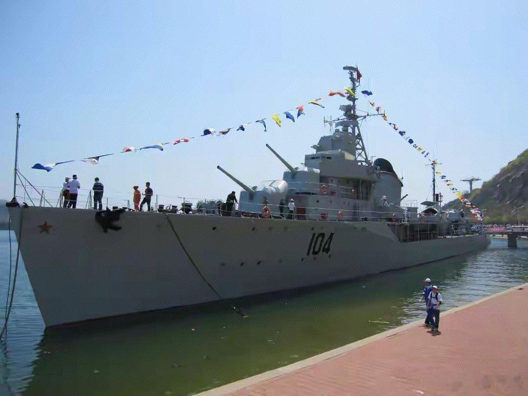 大连老虎滩104舰启动拆解  104太原舰作为早期四大金刚之一，在老虎滩驻守多年