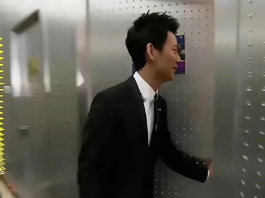 当何炅推门看见沈梦辰林志炫搂在一起…吓得他立刻关门，沈梦辰连忙叫住他何老师惊呆：
