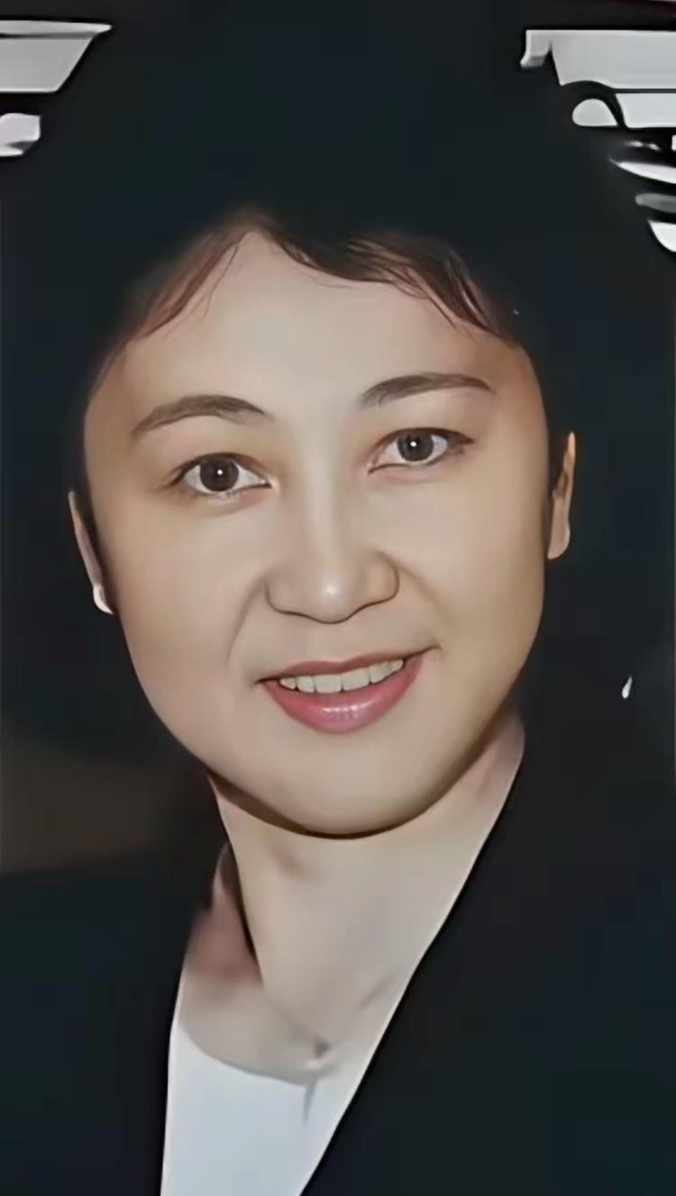 这是国画大师范曾第三任妻子楠莉的真实样貌，都看看吧，这可不是演员扮演的。

楠莉