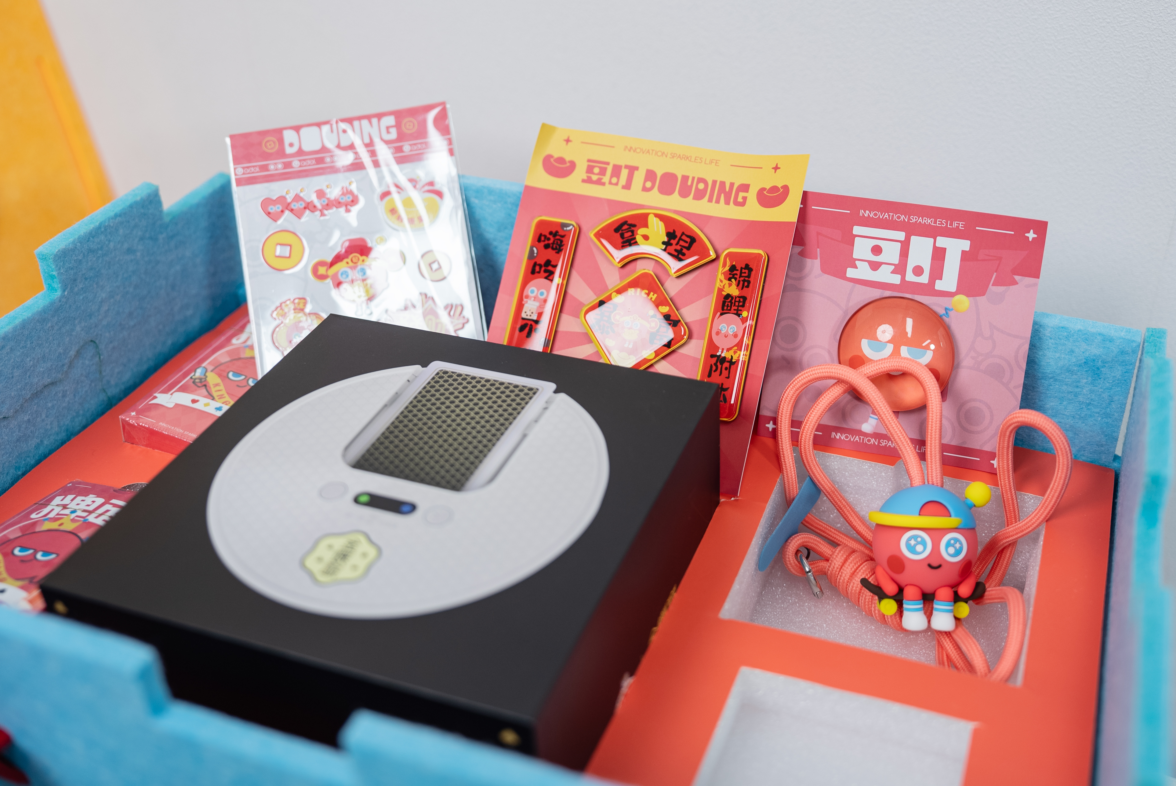 收到了华硕送来的新年礼盒~精准命中我们春节最喜闻乐见的聚会活动打扑克自动发牌机的