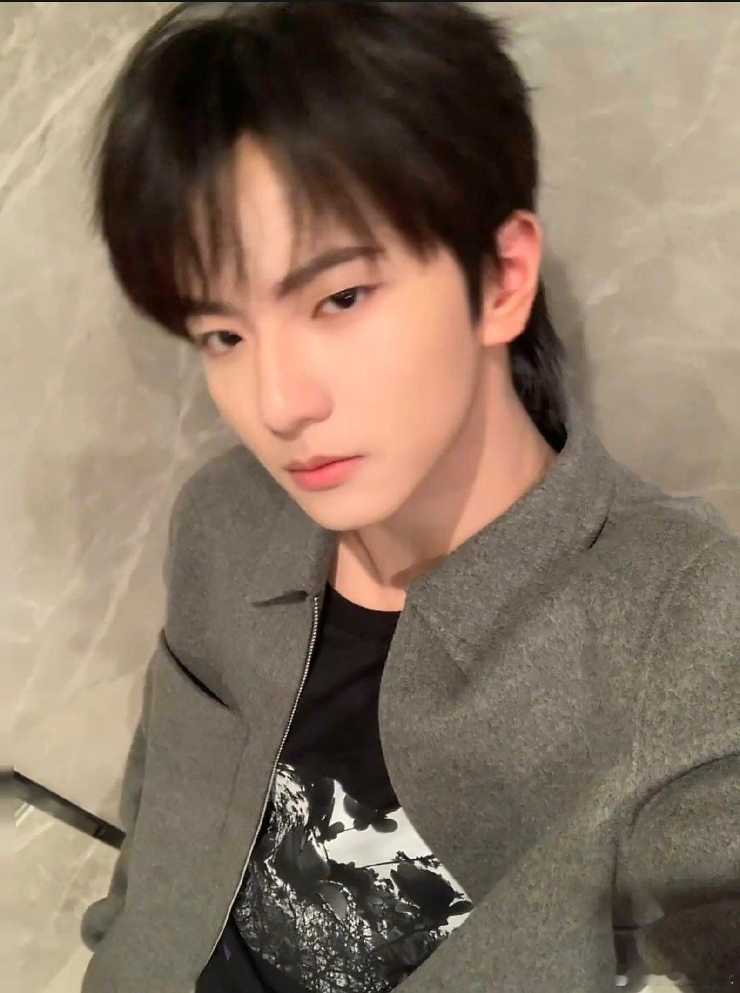 穆祉丞脸瘦了一圈穆祉丞九宫格怼脸live 哇穆祉丞怼脸九宫格 脸瘦了一圈 
