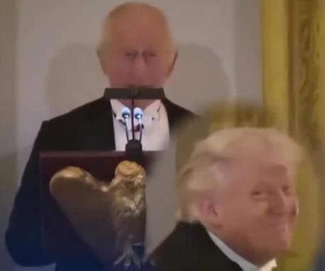 当地时间4月28日晚，白宫国宴上演了一场火药味十足的历史互怼。
 
英国国王查尔