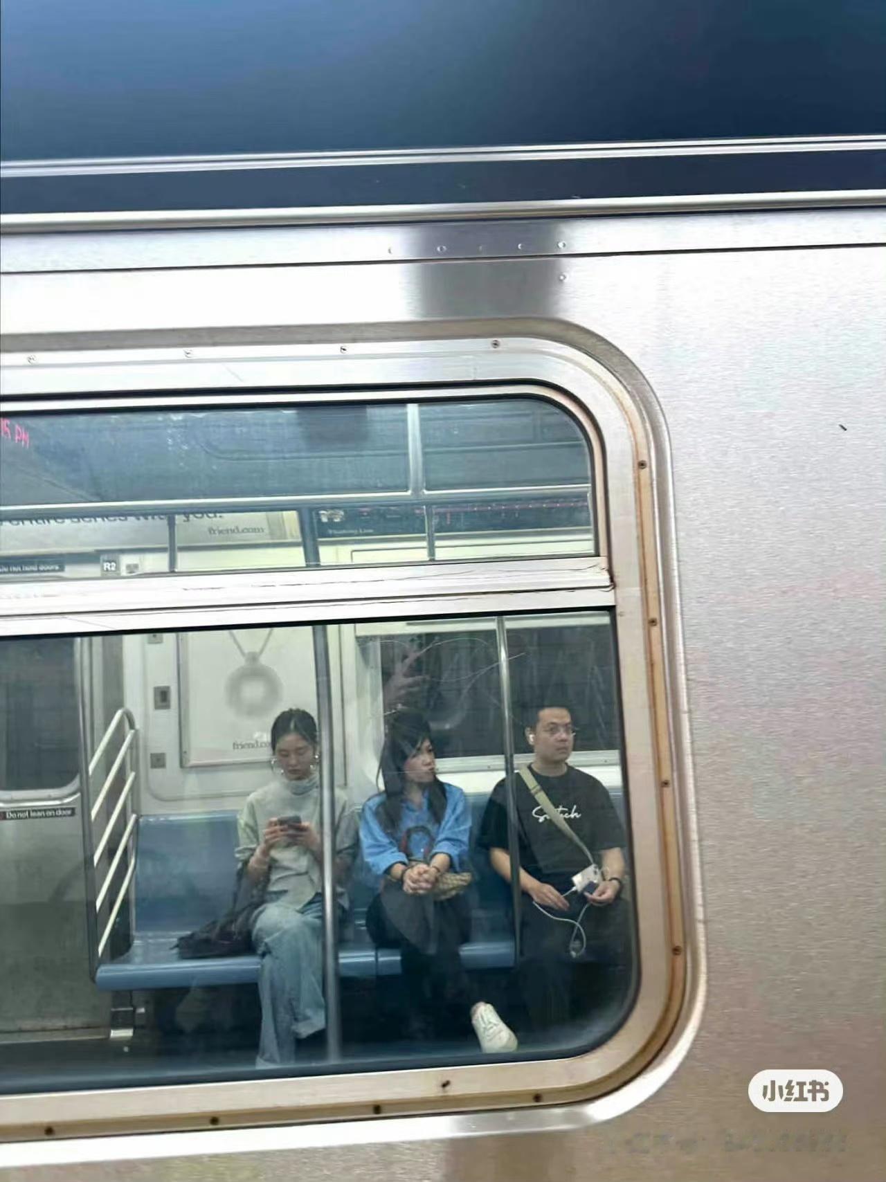 地铁偶遇黄多多网友地铁偶遇黄多多网友地铁偶遇黄多多，好有气质，[爱你][爱你] 