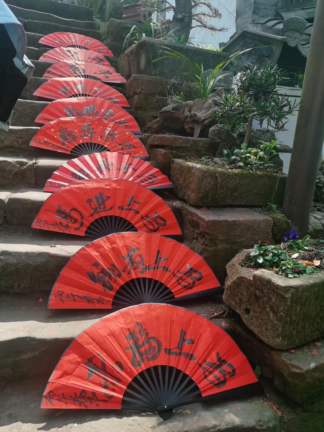 非常能理解这位老人的心情：

一方面是希望看到子女们团聚在一起热热闹闹的过个年。