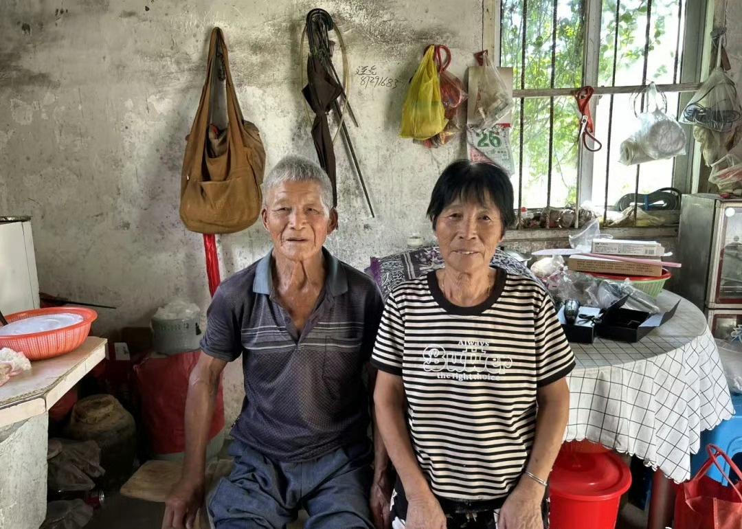 近日，台州玉环76岁的吴文兰像往常一样早起操持家务，熬好粥后先盛一碗晾在窗台，等
