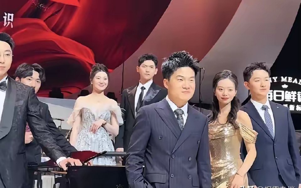 董宇辉懂怎么赚钱啊！节目期间携全体主播插广告，这 500 万，这不就回来了吗？强