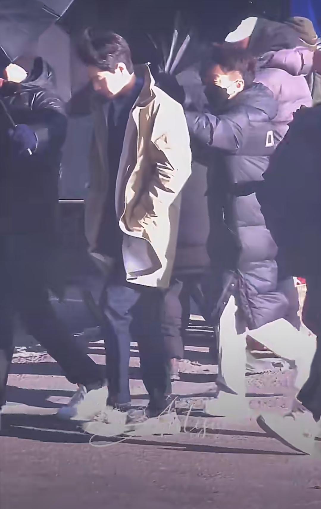 肖战《小城良方》路透杀疯了！
 
谁懂啊！肖战最新路透里，风吹起发丝的瞬间，少年