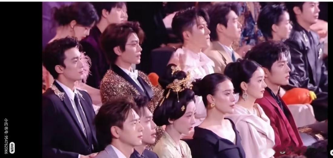 肖战的好看就在于，他一个人的时候是疏离感的好看，遗世独立的美。跟其他明星在一起的