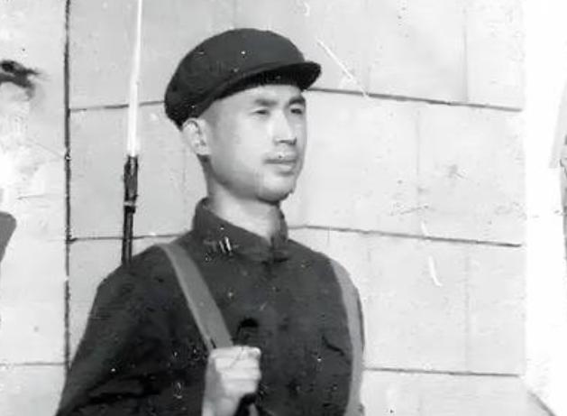 1980年，在辽宁省政府机关大院，一名哨兵开枪击毙了一个形迹可疑的人，这本该是一