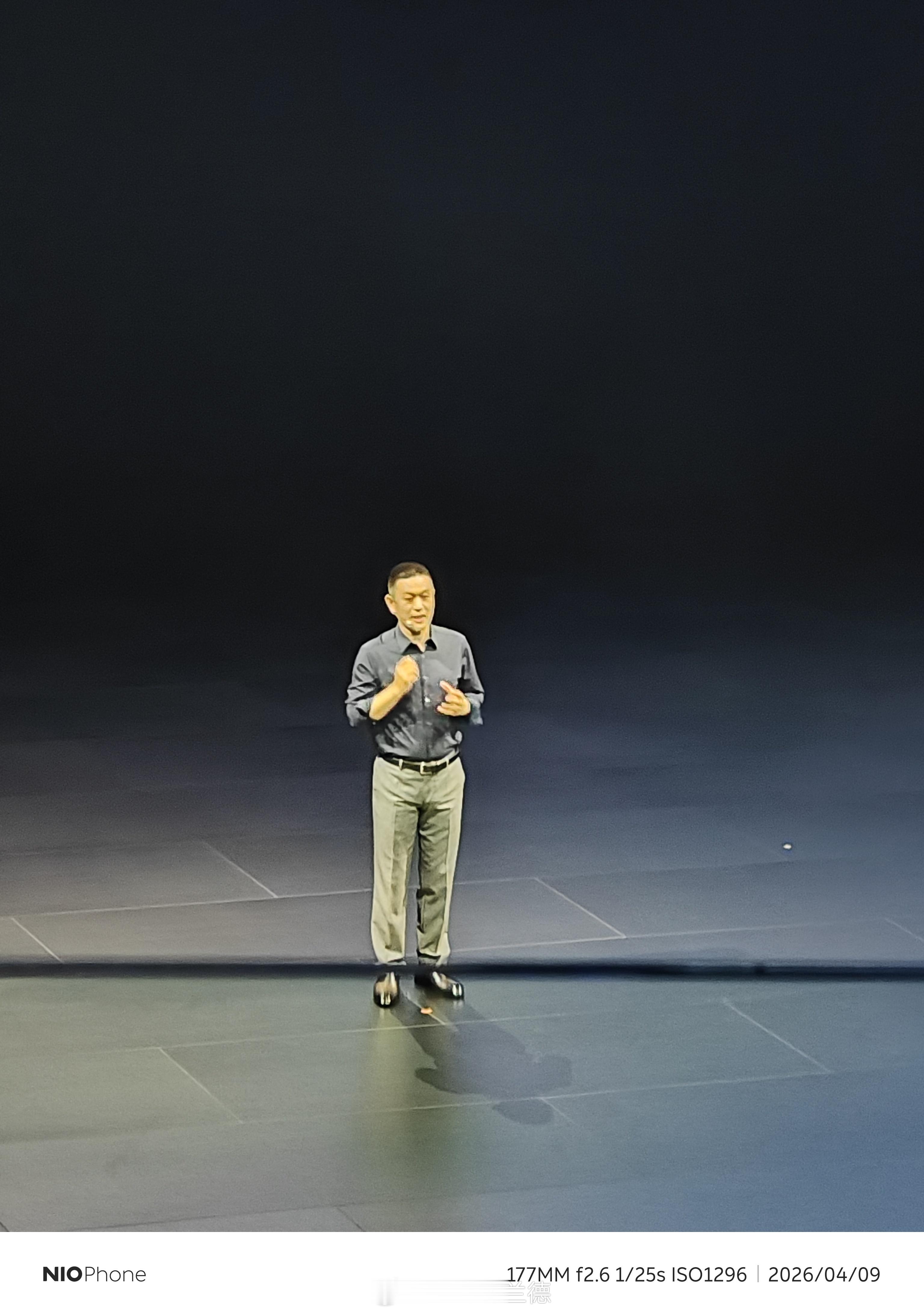 斌哥今天真商务ES9这个镀铬条真是太闪了发着光 杭州·中国杭州电竞中心