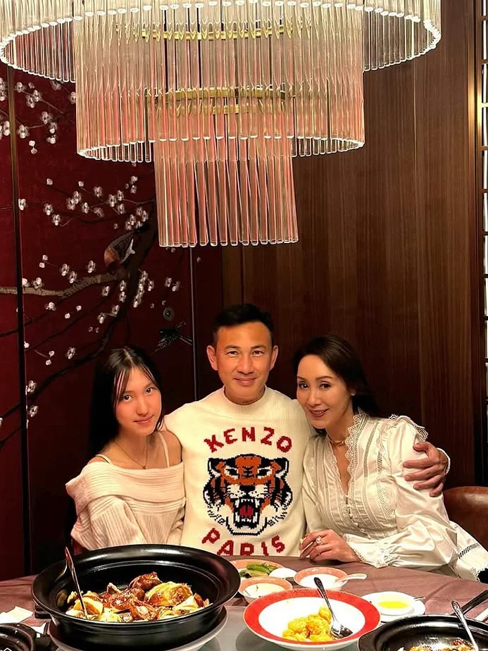 林文龙，郭可盈夫妻庆祝结婚21周年