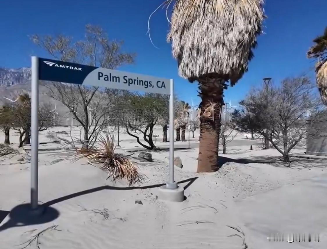 加州在荒郊野外建了一座美铁车站

“从这里步行去不了任何地方，骑自行车也去不了任