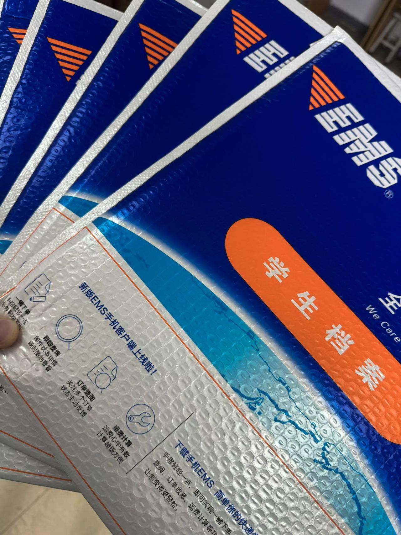 《一位年轻高校辅导员四年的心路历
程》
   手里寄出最后一份2026届毕业生档