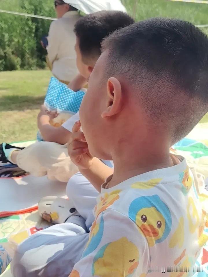 今天武汉东西湖区的黄塘湖举办龙舟赛好热闹哦。

我和儿媳妇带着两个孙子来看龙舟赛