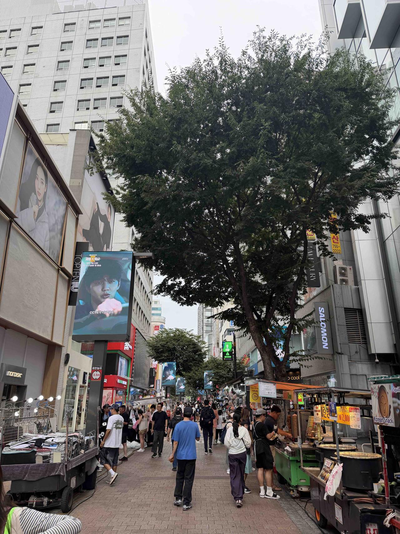 漫步首尔街头，抬头是治愈蓝天，低头是人间烟火，把烦恼丢进风里，快乐加倍！