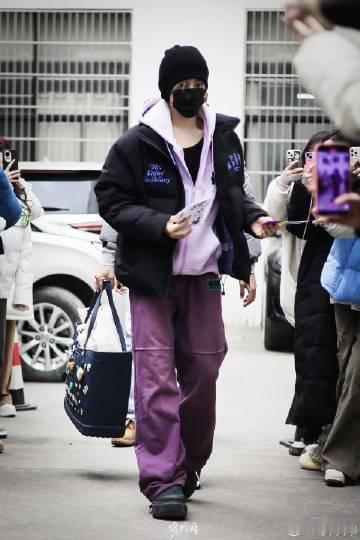 侯明昊上班 小猫哥总是让我想起时尚杂志的封面人物，他的穿搭充满了活力和创意，每一