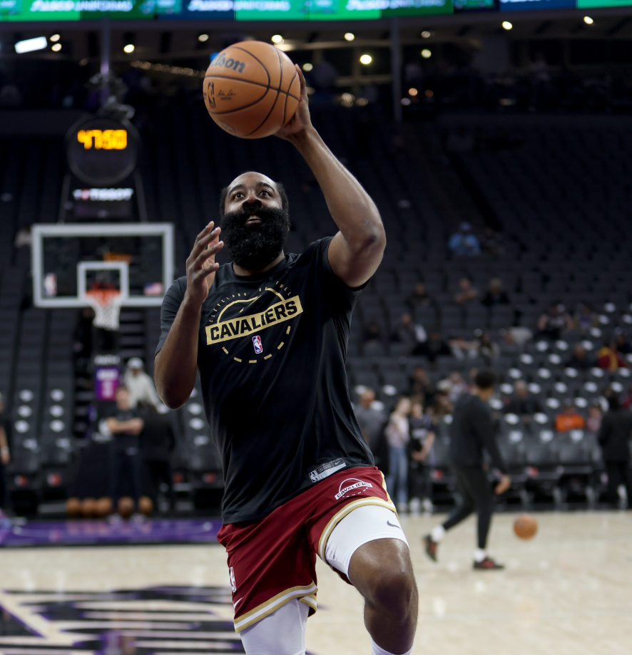 NBA常规赛，骑士半场57-55领先国王。上半场，骑士新援哈登手感不佳，出场16