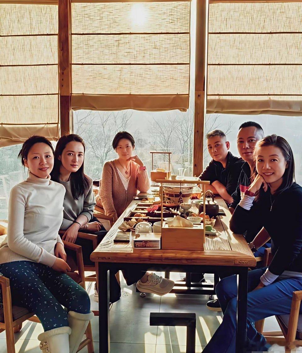 蒋勤勤回重庆与同学聚餐，与同学们相比除了脸小一点，也没什么区别！ ​​​